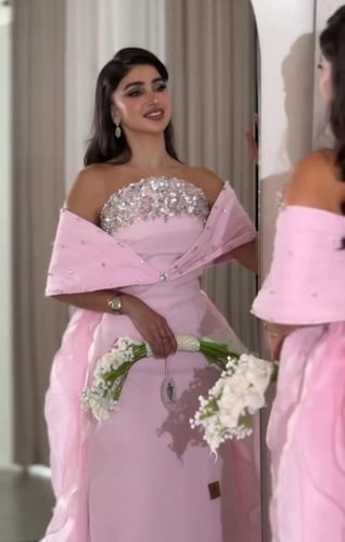 فستان سهرة وردي أنثوي بتطريز لامع