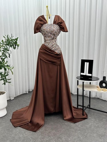 فستان بني سهرة بكتف مكشوف وتطريز فضي