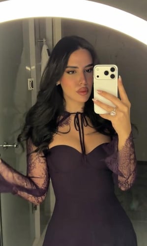 فستان “ماريسا” ميدي دانتيل خمري بفتحة قلب