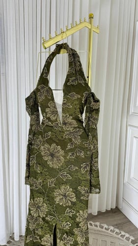 فستان سهرة أخضر مطرز بتفاصيل زهرية فاخرة