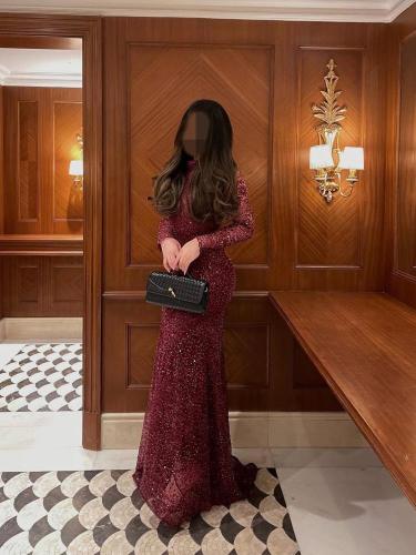 فستان سهرة عنابي براق بأكمام طويلة لإطلالة تخطف ال...