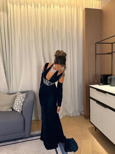 فستان أزرق ملكي بتطريز فضي فاخر ولمسة جريئة