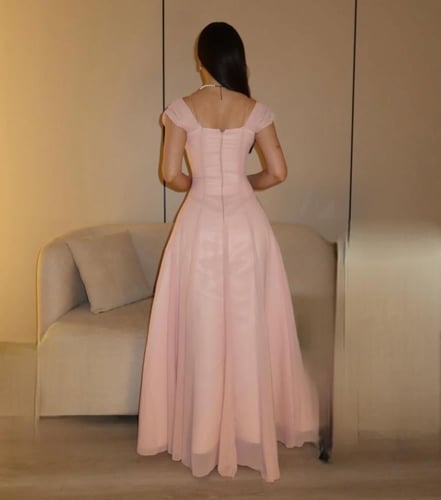 فستان سهرة وردي بودري بقصة ناعمة أنثوية