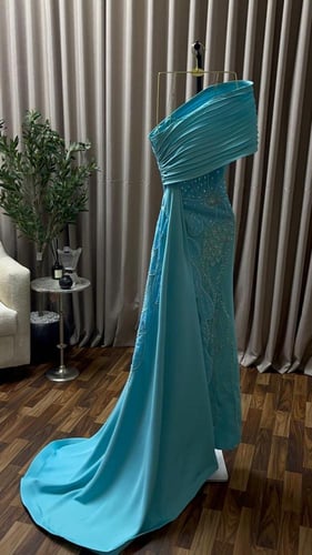 فستان سهرة أنيق بإطلالة فاخرة خالدة