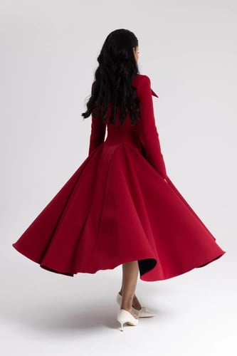 فستان خمري أنيق بقصة ملكية فاخرة