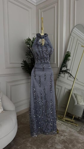 فستان رمادي لامع بتصميم ضيق أنيق