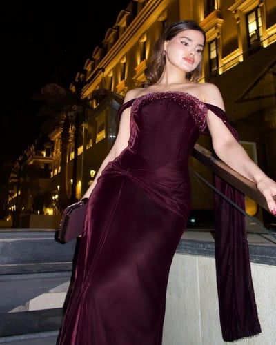 فستان سهرة عنابي مخمل أوف شولدر مطرز