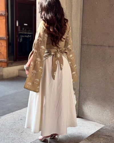 فستان بني أنيق بتطريز فاخر ولمسة تراثية