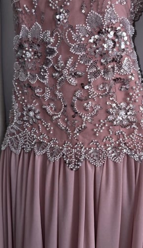 فستان سهرة وردي مطرز بكريستال فاخر