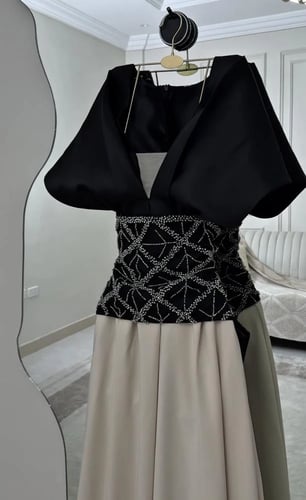 فستان سهرة أسود وأوف وايت بتصميم فاخر