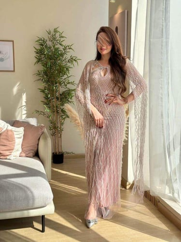 فستان سهرة وردي أنيق بشبك لامع فاخر