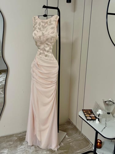 فستان سهرة وردي فاتح بتطريز ناعم راقٍ