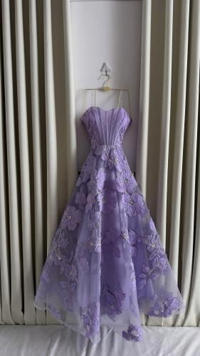 فستان سهرة بنفسجي مطرز بالزهور الفاخرة