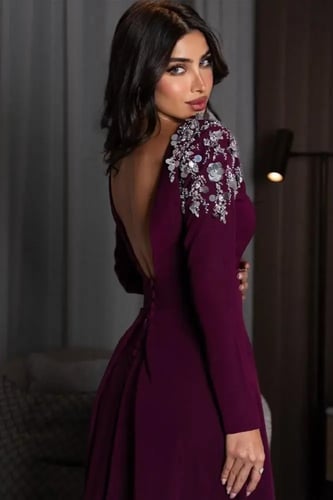 فستان سهرة خمري داكن بتطريز فاخر