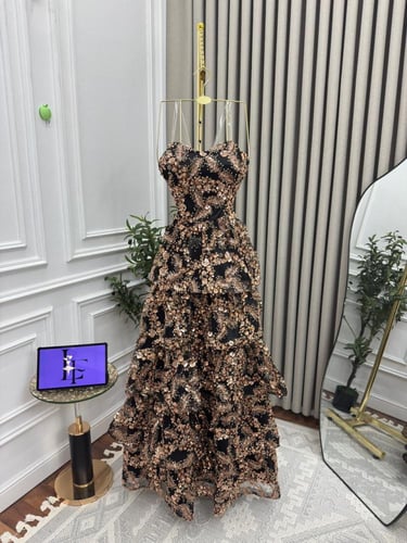 فستان سهرة أسود مطرز ذهبي بطبقات فاخرة