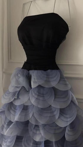 فستان سهرة أسود مع طبقات رمادية شفافة