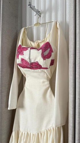 فستان أبيض بخصر منخفض وقطعة صدر ملونة