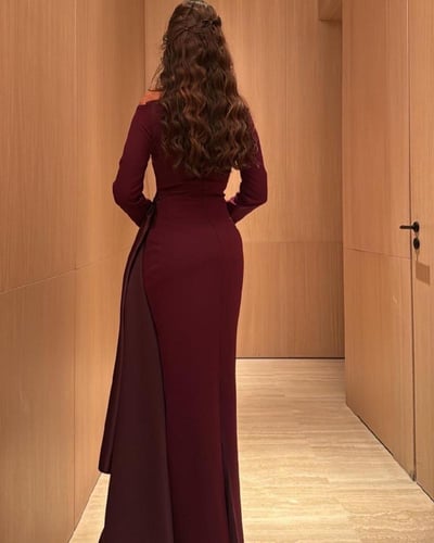 فستان سهرة خمري بأكمام طويلة وقصة أوف شولدر مع ذيل...