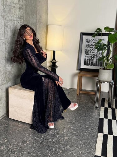 فستان سهرة كحلي مخملي بقصة حورية وأكمام براقة