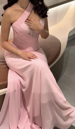 فستان سهرة سواريه وردي بتصميم مميز مع حمالة كتف مز...
