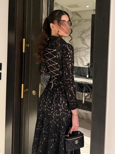 فستان ميدي من الدانتيل الأسود الفاخر