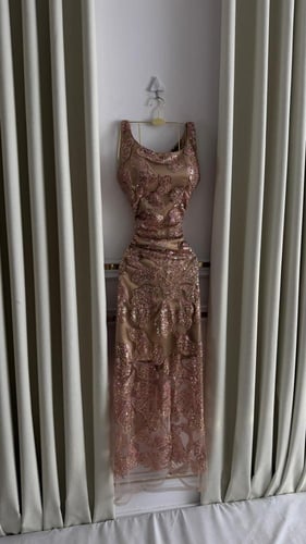 فستان سهرة ذهبي مطرز بالوردي البراق