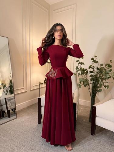 فستان خمري راقي بتطريز ذهبي ناعم