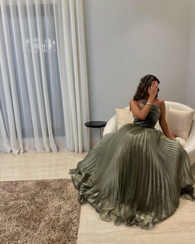 فستان سهرة أخضر زيتي بكتف واحد مطوي بتصميم أنيق وف...