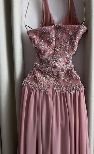 فستان سهرة وردي مطرز بكريستال فاخر