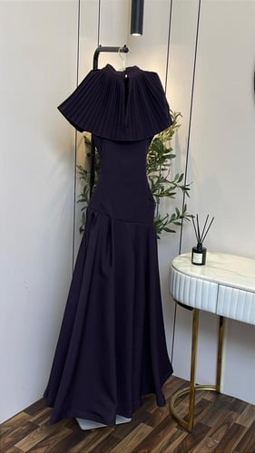 فستان “ليالي رويال” ميدي بقصة كاب أنيقة