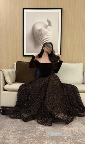 فستان سهرة بني مخملي مطرّز بتنورة فاخرة