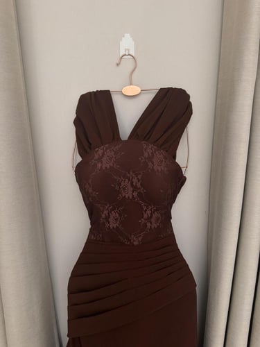 فستان بني دانتيل بتصميم راقٍ وانسيابية ناعمة