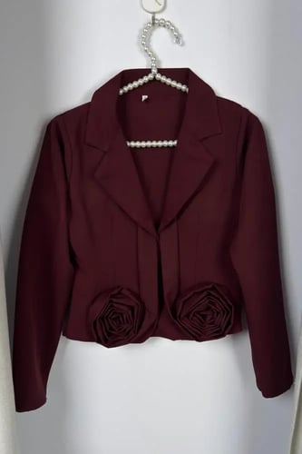 فستان خمري فاخر بتصميم وردي أنثوي أنيق