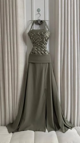 فستان "هيا" زيتي بكورسيه معدني وهالتر لإطلالة عصري...