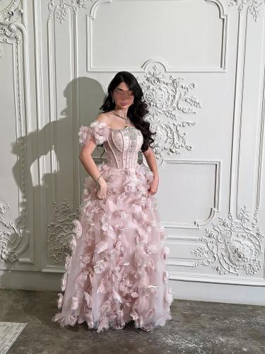 فستان وردي ملكي بزهور 3D وكورسيه مطرّز