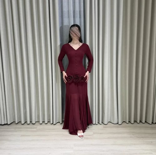 فستان خمري غامق بقصة أنثوية فاخرة