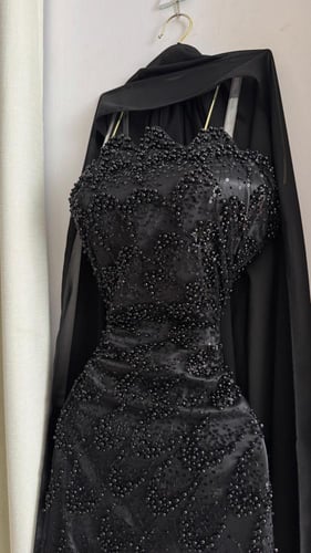 فستان أسود ملكي مطرّز بالكامل بتصميم فاخر