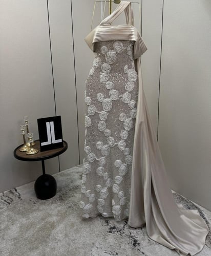 فستان سهرة بيج مطرز بتصميم أوف شولدر