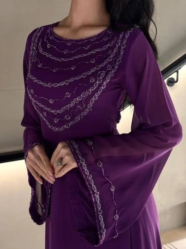 جلابية "مِيلاء" بنفسجية بتطريز سلاسل الكريستال