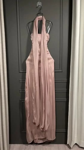 فستان سهرة ناعم بتصميم درابيه ولون موف فاتح