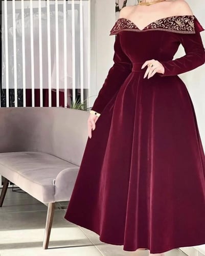 فستان مخملي عنّابي مطرّز بتصميم ملكي راقٍ