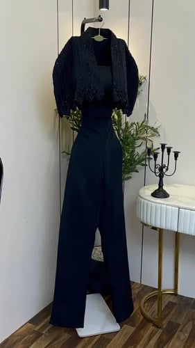 طقم "ريمان" الأسود الفاخر بجاكيت مطرز وقصة أرجل وا...