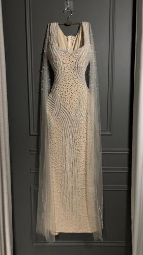 فستان سهرة نيود مطرز لؤلؤ مع كاب تول طويل