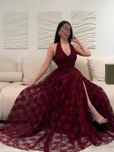 فستان سهرة عنّابي دانتيل بشق أمامي راقٍ