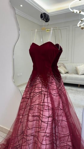 فستان عنابي ملكي بتصميم تول فخم