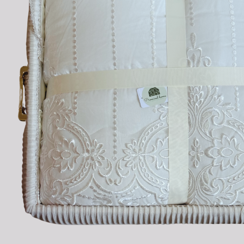 صندوق وطقم لحاف عرائس برومسد هوم أوف وايت