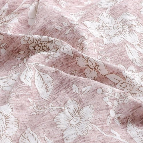 مفرش سرير وردي بتفاصيل دانتيل