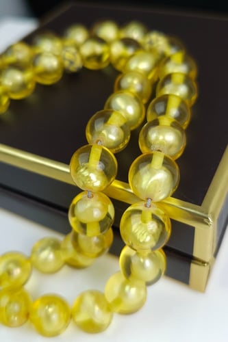 مسباح بكلايت شفاف مع حبات الؤلؤ الطبيعي مع طربزونه