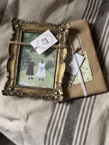 لوحة عتيقة مع كتاب