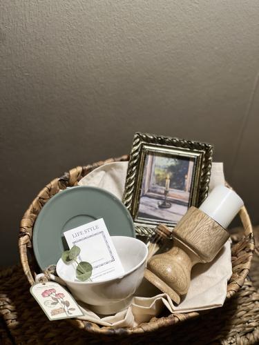 سلة على ضوء الشمعة